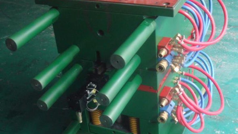 双色模具：汽车内饰精工之选**