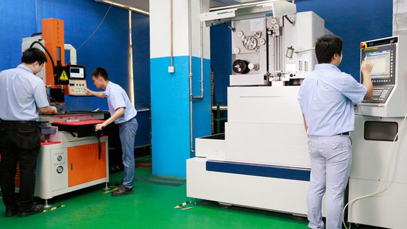 模具制造厂与模具厂报价差异揭秘**